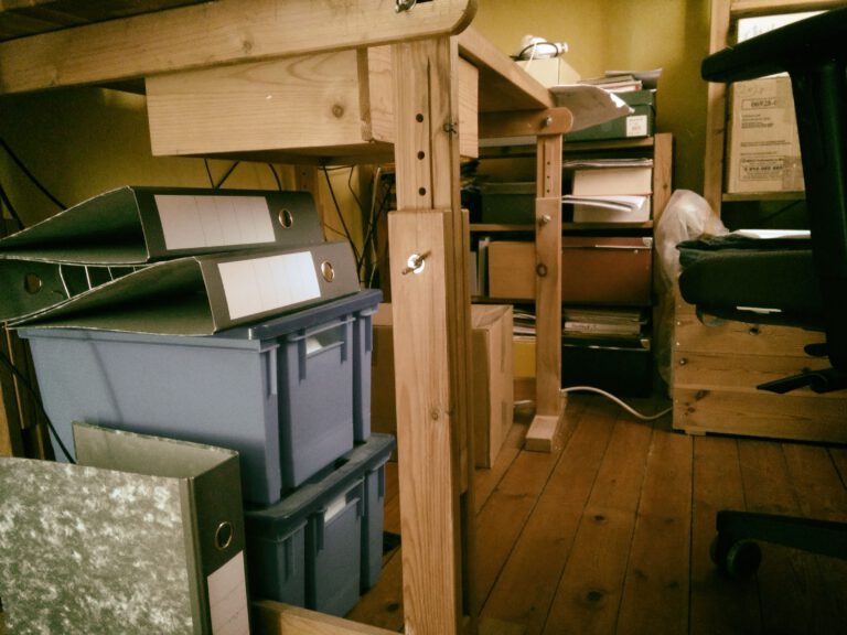 Drei schwarze Regenschirme beim Hörspielfestival 2020